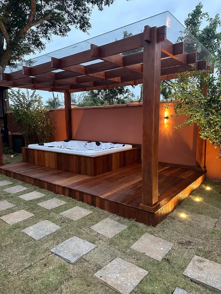 Jacuzzi externa com iluminação suave à noite