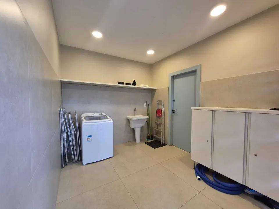 Lavanderia e área de serviço amplas