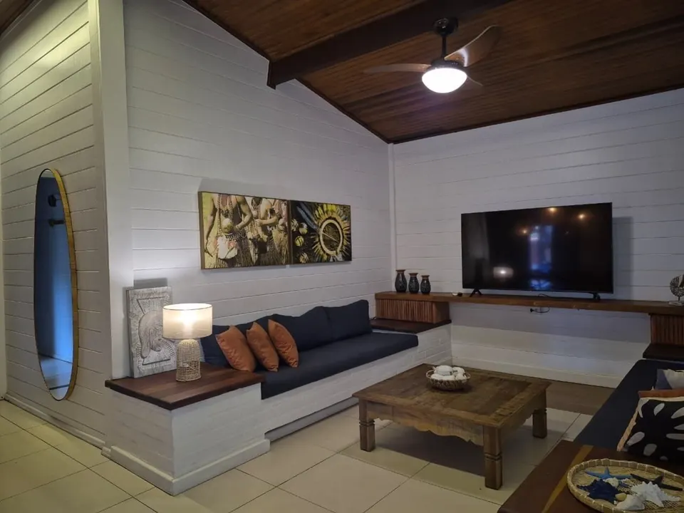 Sala de TV interna com sofás embutidos